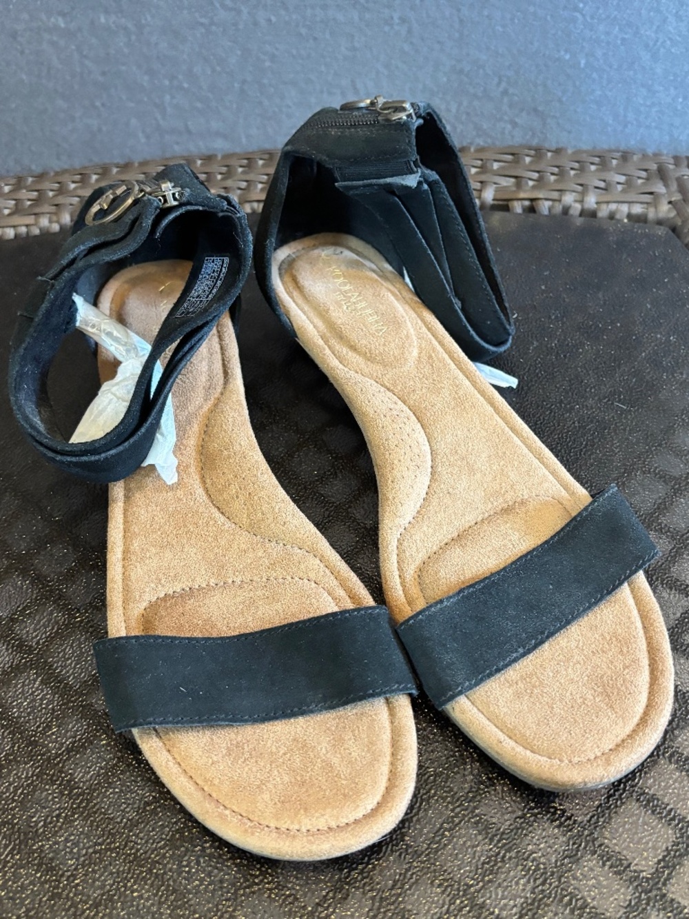 Koolabura by UGG Saige Suede Wedge Sandals Zip Closure Tassels Size 10.5